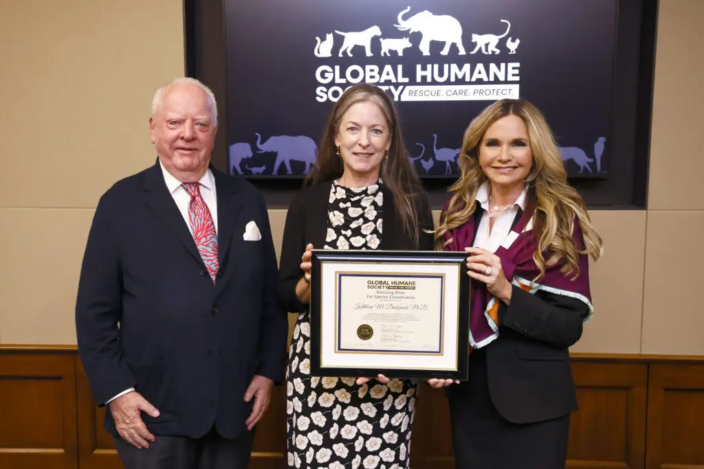 Dr. Robin Ganzert and Wolfgang Kiessling present Dr. Kathleen M. Dudzinski with the 2025 Wolfgang Kiessling International Prize for Species Conservation Winner