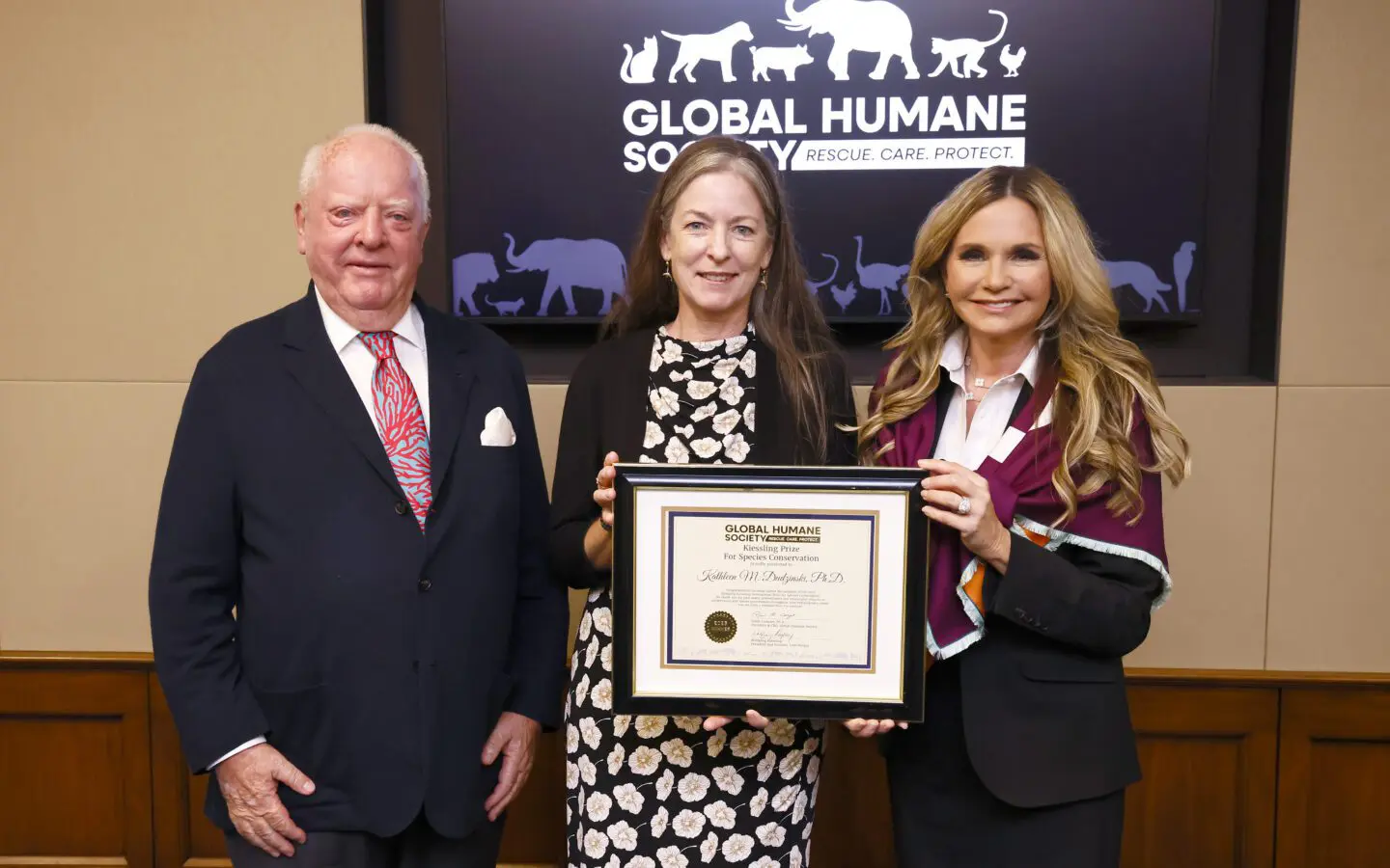 Dr. Robin Ganzert and Wolfgang Kiessling present Dr. Kathleen M. Dudzinski with the 2025 Wolfgang Kiessling International Prize for Species Conservation Winner
